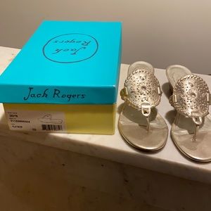 Jack Rogers Devyn sandal. Walkable, wearable, versatile, muted metallic.